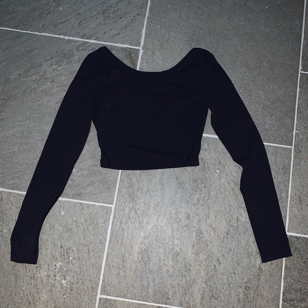 Lululemon cropped navy top